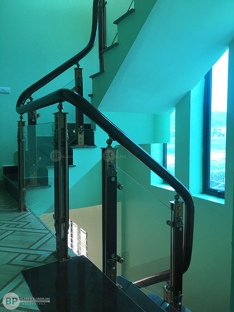 Cầu thang kính cường lực nhà Anh Mão-Cầu Giấy