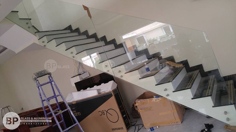 Mẫu cầu thang kính hệ pass nhà anh Phú Tây Hồ