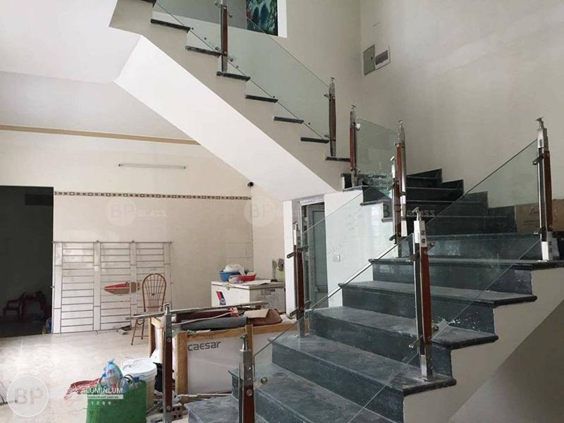 Lắp cầu thang kính trụ cao nhà Chị Huê Yên Hòa