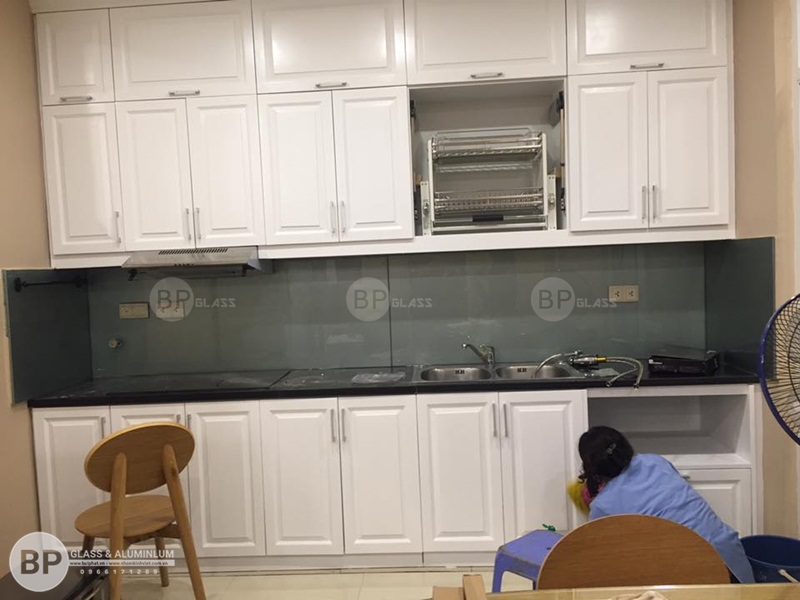 Lắp kính ốp bếp màu ghi đẹp cho chị Nguyệt Trung Yên Plazza