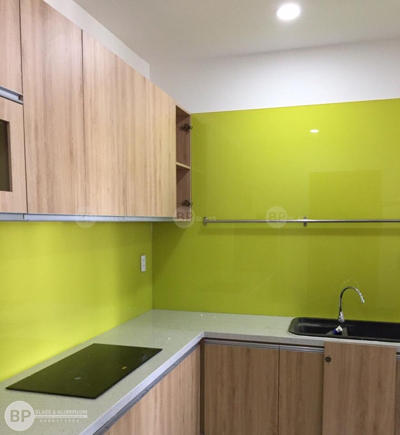 Thi công kính bếp màu vàng chan cho chị Yến Đại Thanh