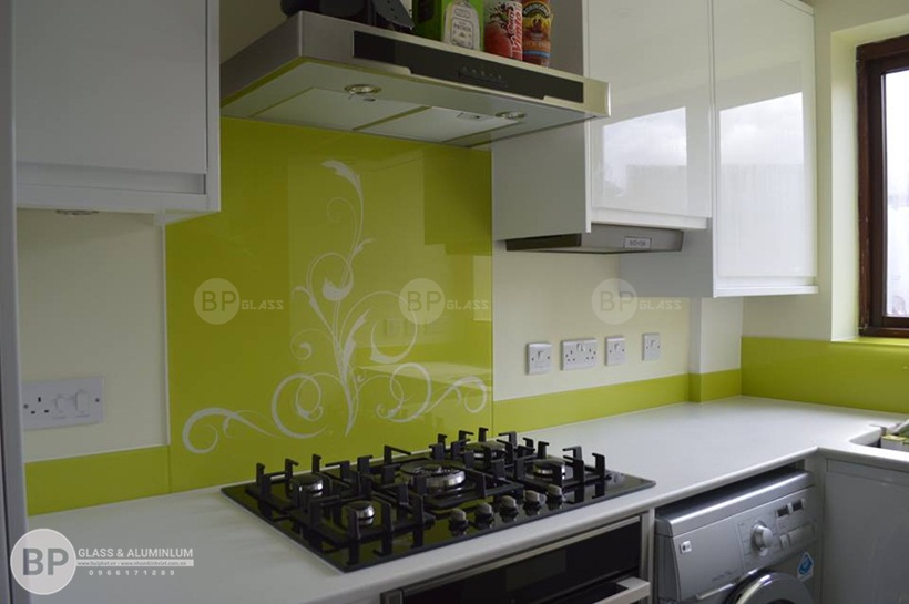 Kính màu ốp bếp họa tiết nhà anh Nghĩa Lạc Long Quân
