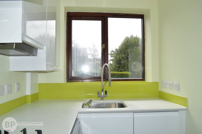 Kính màu ốp bếp họa tiết nhà anh Nghĩa Lạc Long Quân