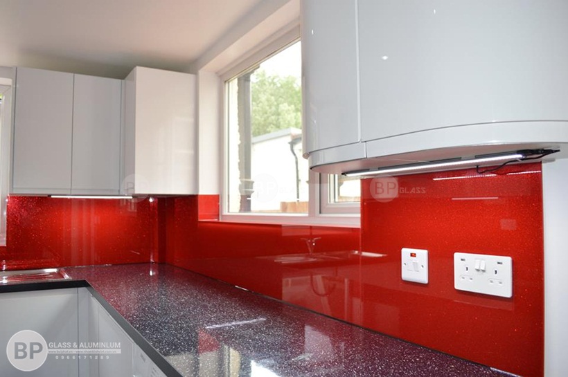Kính bếp màu đỏ nhà anh Hà Đại Cồ Việt