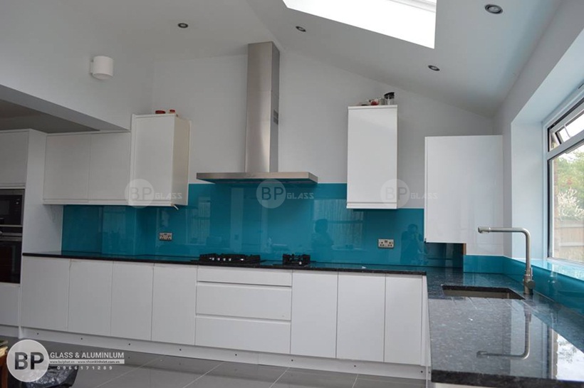 Kính bếp màu xanh nước biển chị Nga Nhổn