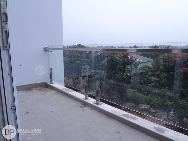 Mẫu lan can kính trụ thấp nhà Cô Hiền Láng Hòa Lạc