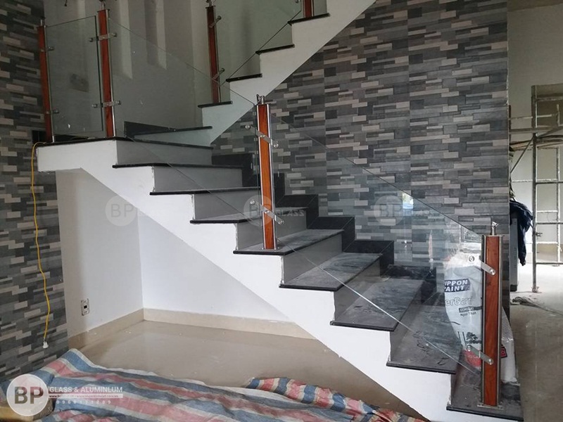 Ảnh thực tế công trình cầu thang kính chú Tuấn Tam Trinh