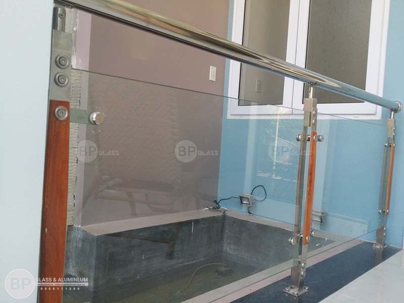 Công Trình lan can kính inox trụ dài tại Ecopark 