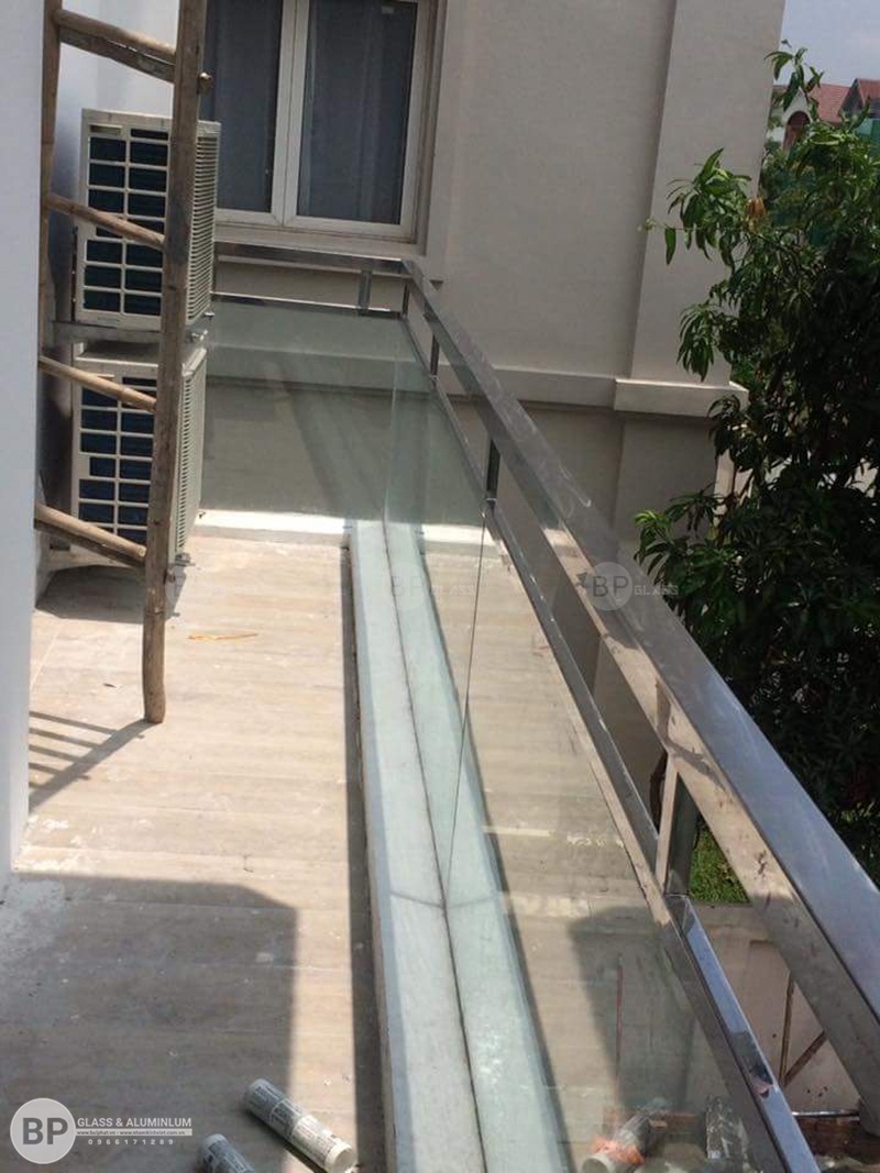 Lắp lan can kính tay vịn inox tại biệt thự Long Biên