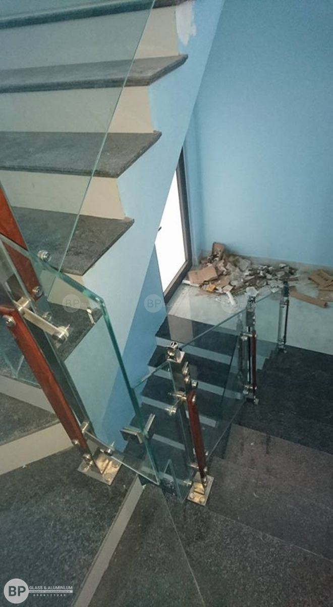 Thi công cầu thang bằng kính cường lực tại TP. Hòa Bình