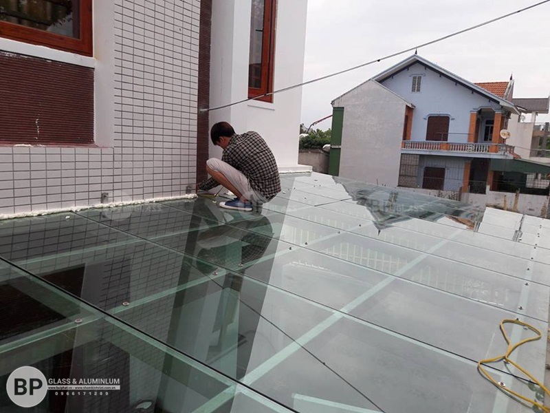Lắp mái kính khung sắt cho nhà Anh Kiên Hà Đông