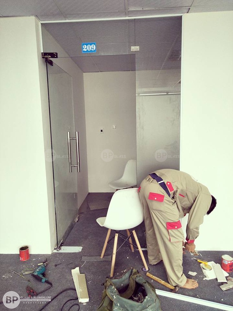 Lắp vách ngăn phòng bằng kính đẹp cho anh Đạt Tân Mai