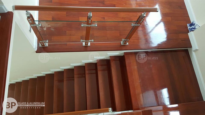 Lắp lan can kính cầu thang nhà chị Xuân Hưng Yên