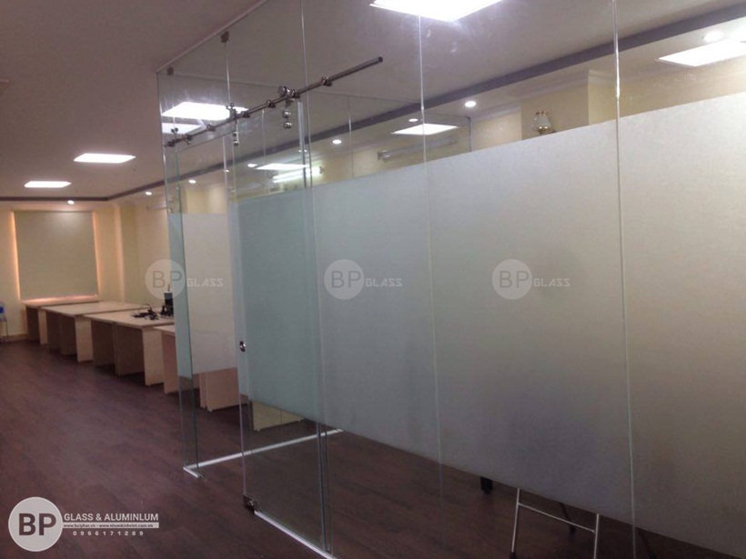 Thi công vách ngăn kính cường lực đẹp tại 116 Vũ Trọng Phụng