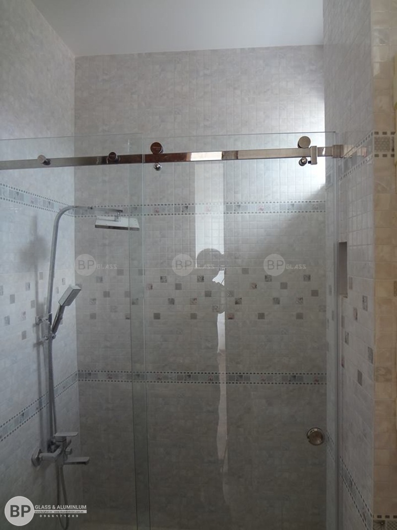 Lắp vách kính phòng tắm trượt đẹp cho nhà anh Đỗ Thạch Thất