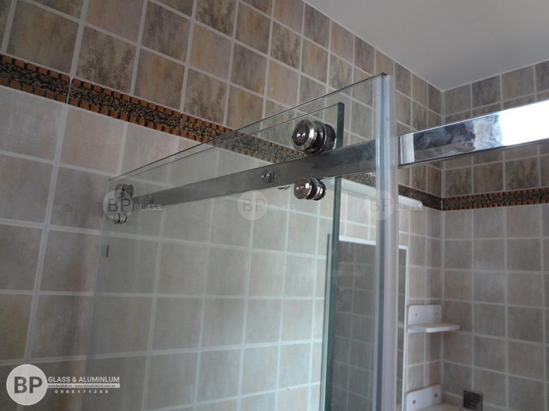 Bộ vách tắm kính trượt nhà anh Đỗ Thạch Thất