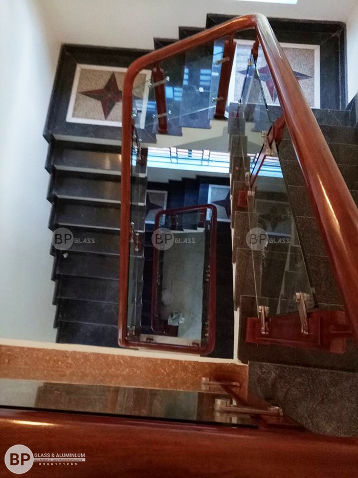 Toàn cảnh của cầu thang gỗ kính đẹp tuyệt với cho ngôi nhà Toàn cảnh của cầu thang gỗ kính đẹp tuyệt với cho ngôi nhà