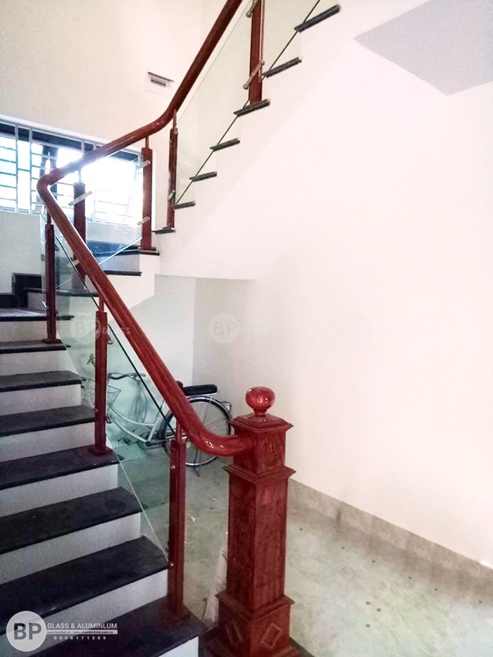 Cầu thang gỗ kính tại Ứng Hòa đã thi công và hoàn thiện Cầu thang gỗ kính tại Ứng Hòa đã thi công và hoàn thiện