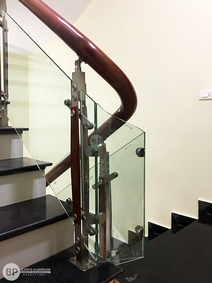 Khúc cua góc cắt kính đẹp mắt mang lại sự chắc chắn cho cầu thang Khúc cua góc cắt kính đẹp mắt mang lại sự chắc chắn cho cầu thang
