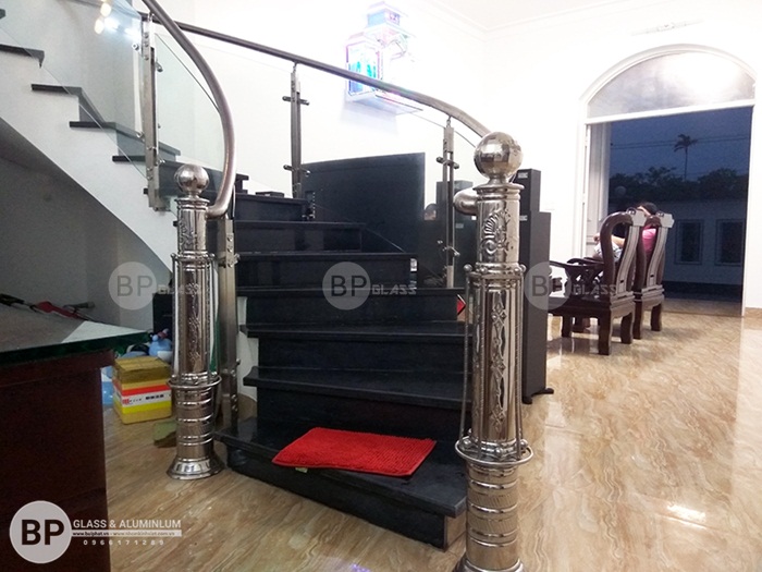 Cầu thang inox kính cong thi công tại Quận Hoàng Mai