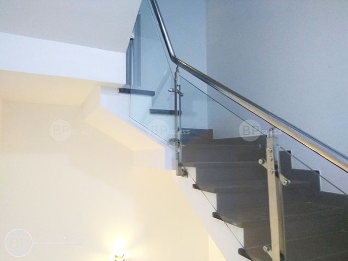 Sử dụng trụ ốp má ngoài cho cầu thang thêm rộng lớn