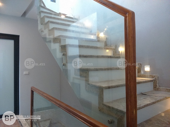 Cầu thang kính khi lên đèn Cầu thang kính khi lên đèn