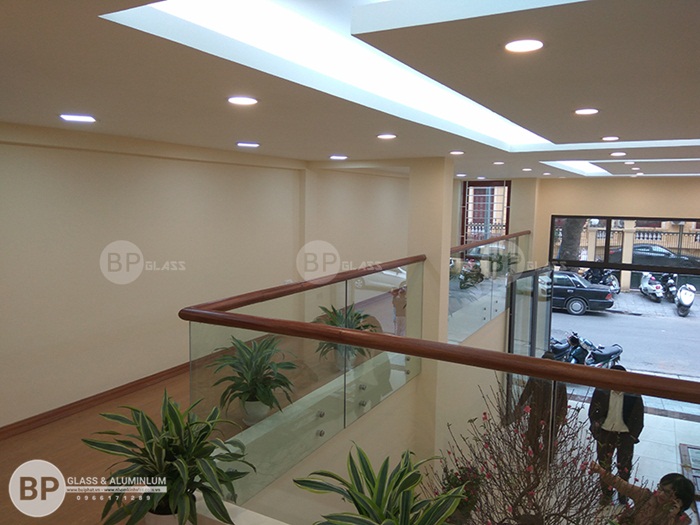 Tay vịn gỗ chắc chắn sang trọng
