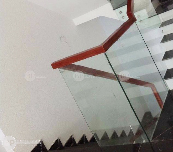Kính được các kỹ sư của chúng tôi đo đạc và lắp đặt đều rất chuẩn mực Kính được các kỹ sư của chúng tôi đo đạc và lắp đặt đều rất chuẩn mực
