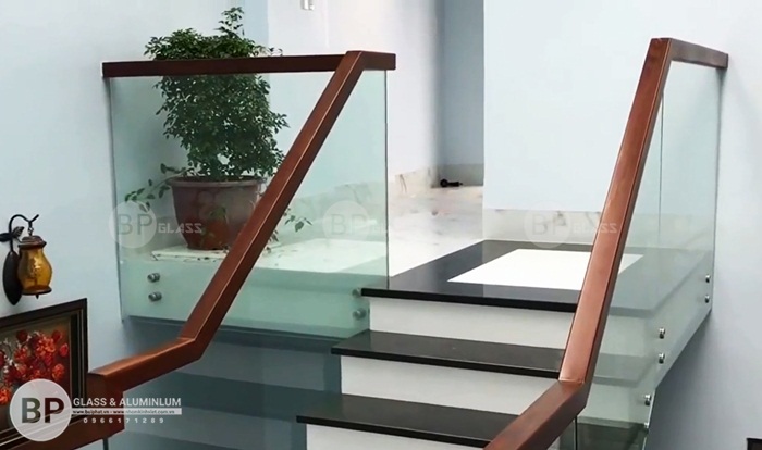 Phần kính và tay vịn ở tầng trên cùng rất vững chắc và đẹp mắt Phần kính và tay vịn ở tầng trên cùng rất vững chắc và đẹp mắt