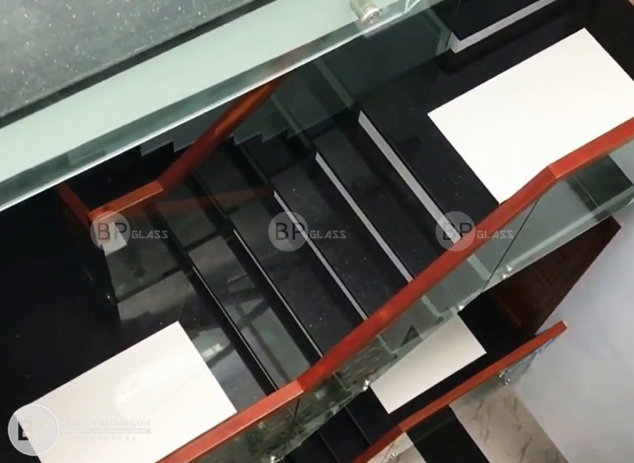 Nhìn 1 nhịp cầu thang với tay vịn đẹp mắt thông thoáng cho cầu thang Nhìn 1 nhịp cầu thang với tay vịn đẹp mắt thông thoáng cho cầu thang