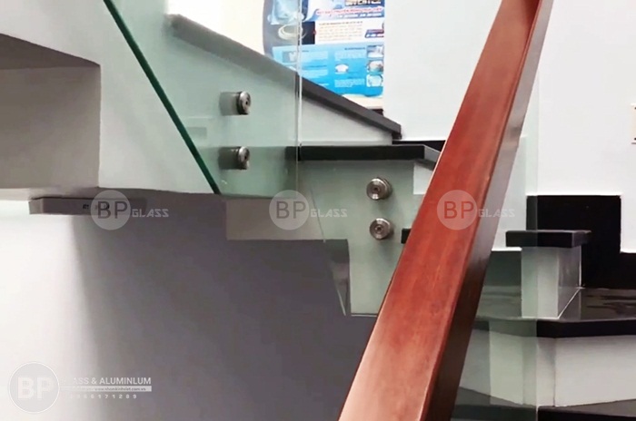 Các con pat chính hãng DDT bắt kính chắc chắn với hông cầu thang Các con pat chính hãng DDT bắt kính chắc chắn với hông cầu thang