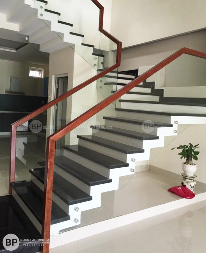 Cầu thang kính thi công và lắp đặt tại Nam Định Cầu thang kính thi công và lắp đặt tại Nam Định