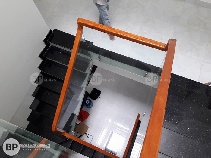 Cận cảnh khi nhìn từ trên xuống của cầu thang Cận cảnh khi nhìn từ trên xuống của cầu thang