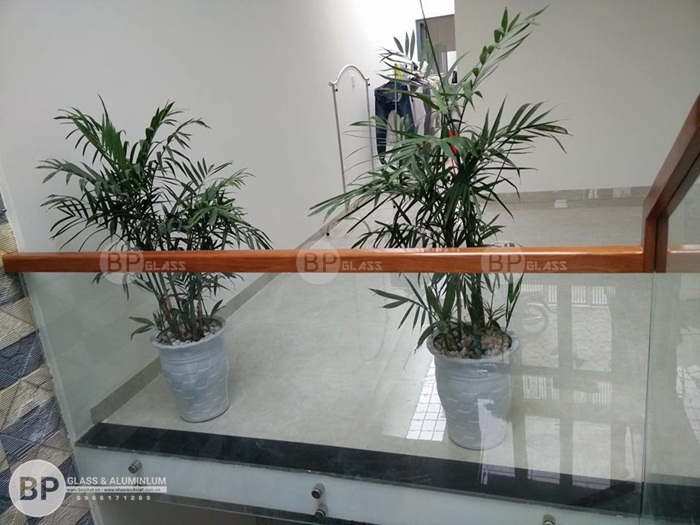 Một phần lan can kính ốp tường trên tầng Một phần lan can kính ốp tường trên tầng