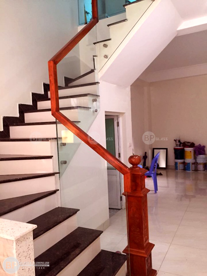 Cầu thang kính thi công và hoàn thiện tại Huyện Đan Phượng Cầu thang kính thi công và hoàn thiện tại Huyện Đan Phượng