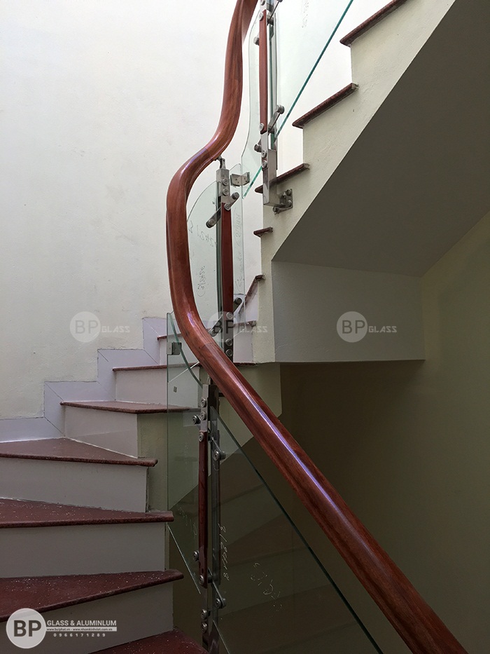 Khúc cua cầu thang với tay vịn gỗ Lim Nam Phi uốn lượn đẹp mắt Khúc cua cầu thang với tay vịn gỗ Lim Nam Phi uốn lượn đẹp mắt