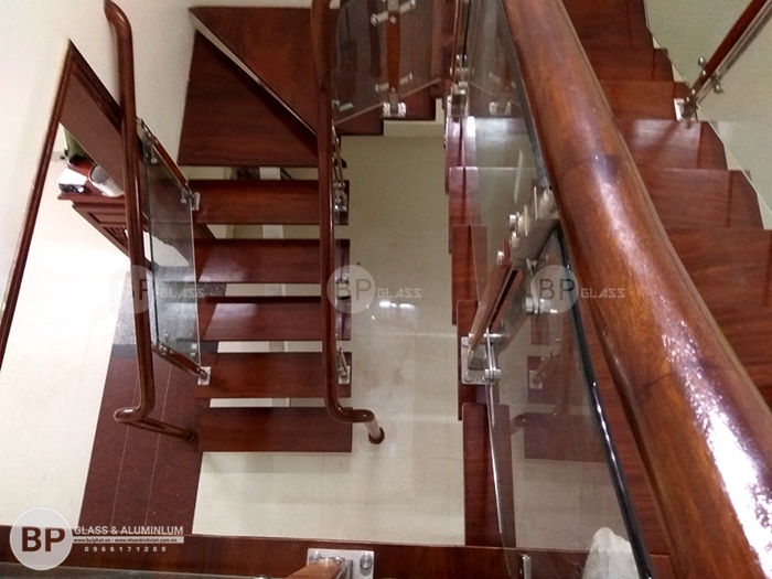 Cận cảnh cầu thang kính nhìn từ trên xuống Cận cảnh cầu thang kính nhìn từ trên xuống