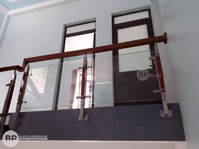 Chân trụ inox 304 2 nẹp gỗ trang trí đẹp mắt