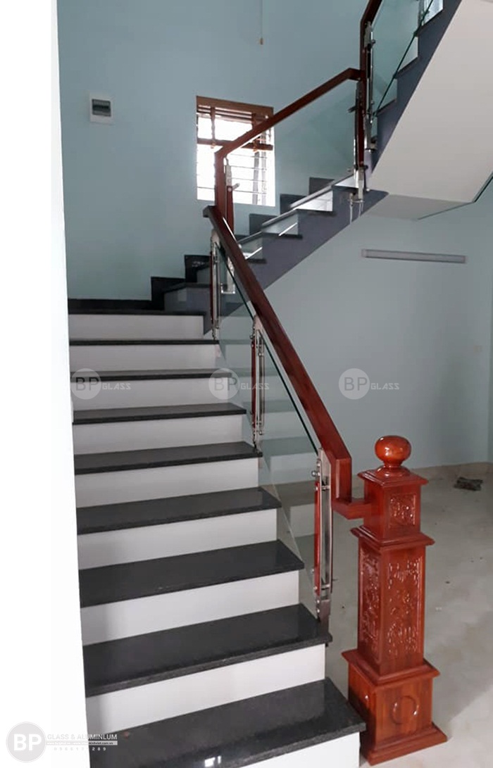Nhìn dưới tầng 1 cầu thang kính cho không gian thông thoáng và sang trọng