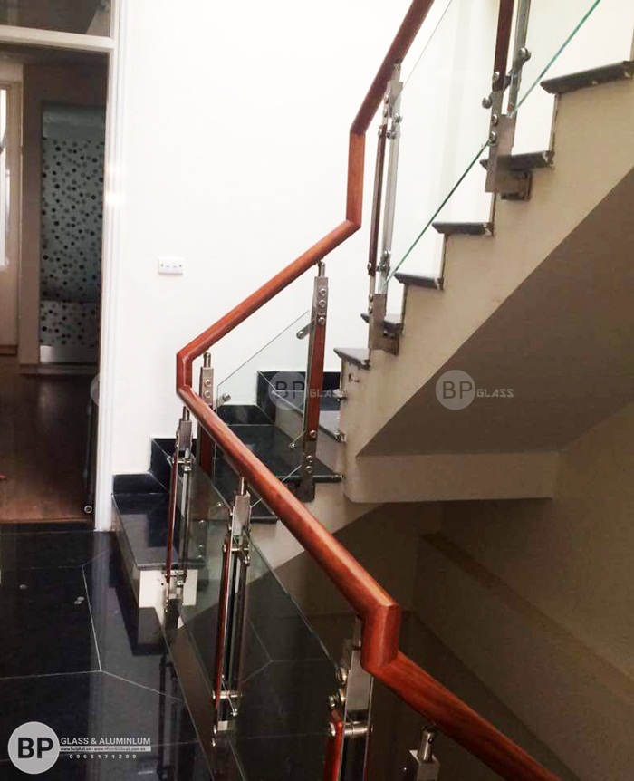 Khúc cua và chiếu nghỉ kết hợp kính và trụ đẹp mắt Khúc cua và chiếu nghỉ kết hợp kính và trụ đẹp mắt