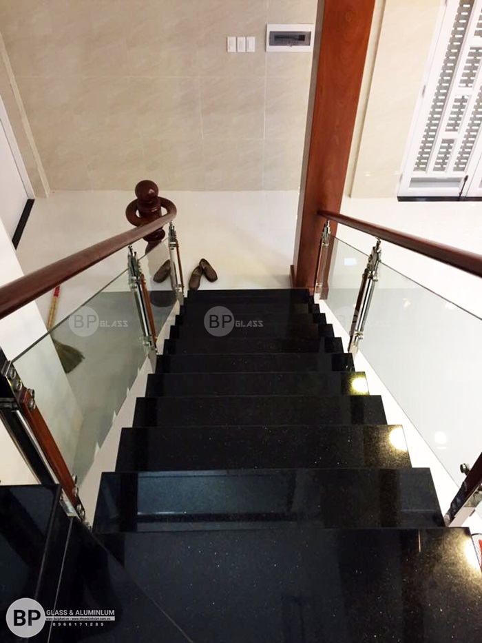 Nhìn từ trên xuống với tầng 1 của cầu thang kinh tại Sóc Sơn Nhìn từ trên xuống với tầng 1 của cầu thang kinh tại Sóc Sơn