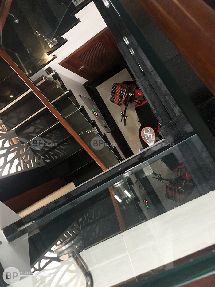 Tổng thể cầu thang thông thoáng và đẹp mắt khi nhìn từ trên xuống
