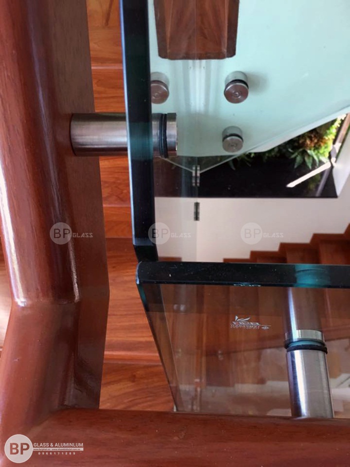 Kính đi cùng tay vịn chắc chắn đẹp mắt Kính đi cùng tay vịn chắc chắn đẹp mắt