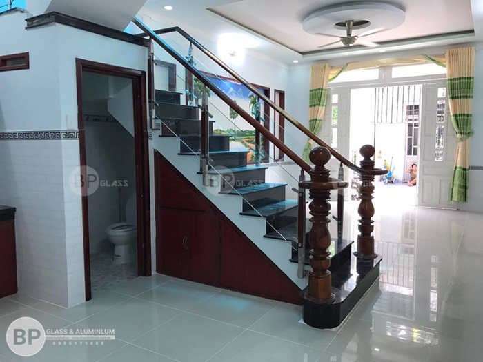Cầu thang kính tại Mê Linh được hoàn thành nhanh chóng Cầu thang kính tại Mê Linh được hoàn thành nhanh chóng