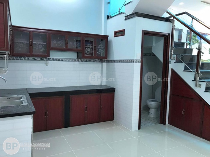 Để mặt cầu thang rộng hơn chúng tôi đã sử dụng chân trụ ốp má ngoài Để mặt cầu thang rộng hơn chúng tôi đã sử dụng chân trụ ốp má ngoài