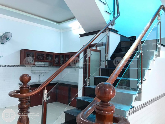Cận cảnh một phần lan can kính ngay tại tầng 1 Cận cảnh một phần lan can kính ngay tại tầng 1