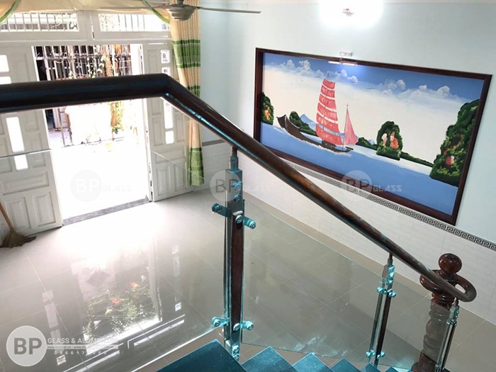 Sử dụng chân trụ inox 304 hai nẹp gỗ hình quả chám để giữ kính Sử dụng chân trụ inox 304 hai nẹp gỗ hình quả chám để giữ kính