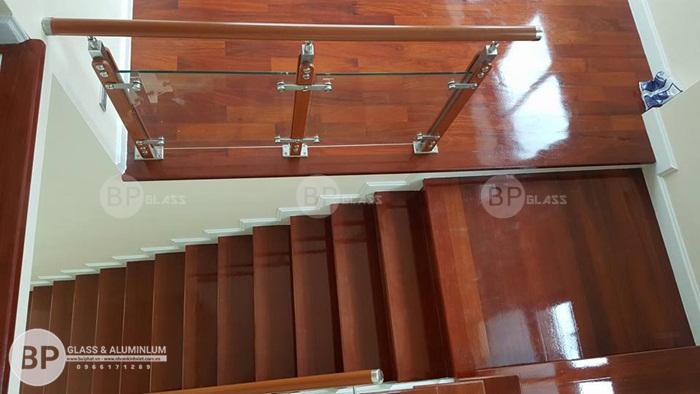 Cầu thang kính và mặt bậc gỗ Lim Nam Phi đẹp mắt Cầu thang kính và mặt bậc gỗ Lim Nam Phi đẹp mắt