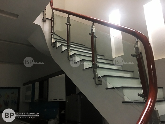 Hệ thống chân trụ inox 304 ốp má ngoài cầu thang đẹp mắt Hệ thống chân trụ inox 304 ốp má ngoài cầu thang đẹp mắt