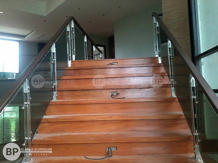 Mặt bậc gỗ Lim Nam Phi và kính mà nâu đen nhìn sang trọng và huyền bí Mặt bậc gỗ Lim Nam Phi và kính mà nâu đen nhìn sang trọng và huyền bí